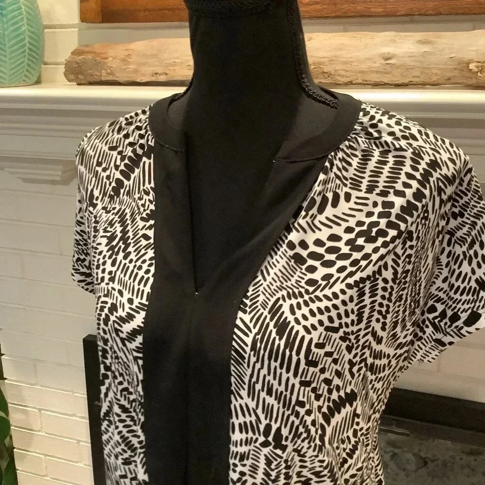 #21 Ellen Tracy Abstract Short Sleeve Blouse Size Small